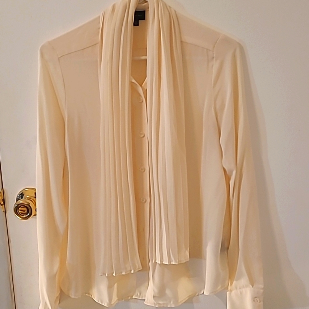 Who what wear, cream tie neck blouse. Size xs